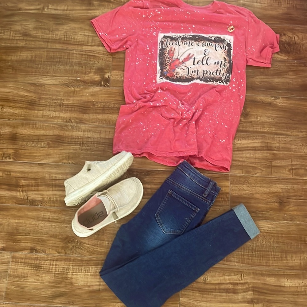 Graphic t-shirt really cute and comfy!!
